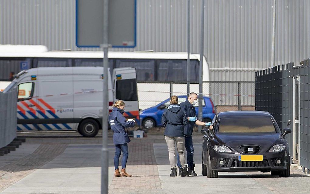 De vluchtauto vlakbij de plek waar donderdag Reduan B., broer van kroongetuige Nabil B., is vermoord. beeld ANP, Michel van Bergen