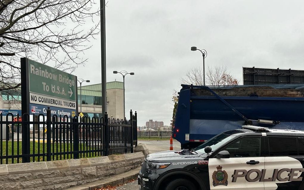 Een Canadese politieauto bij een hek.