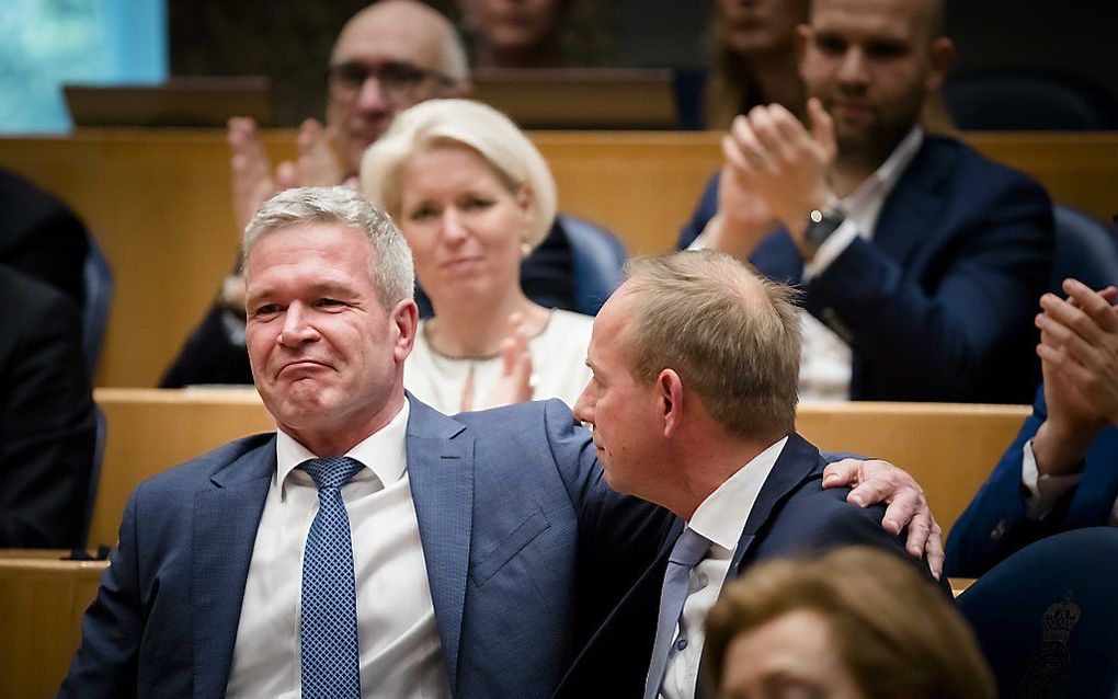 Dijkgraaf bij zijn afscheid van de Kamer, en Van der Staaij. beeld ANP