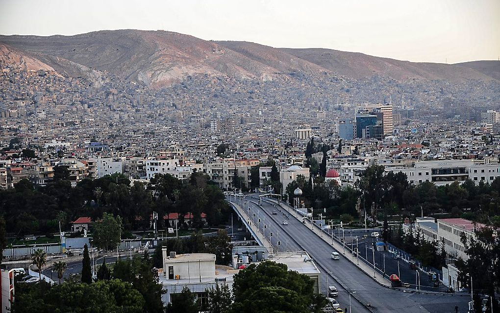 Zonsopgang zaterdagmorgen boven de Syrische hoofdstad Damascus. beeld EPA