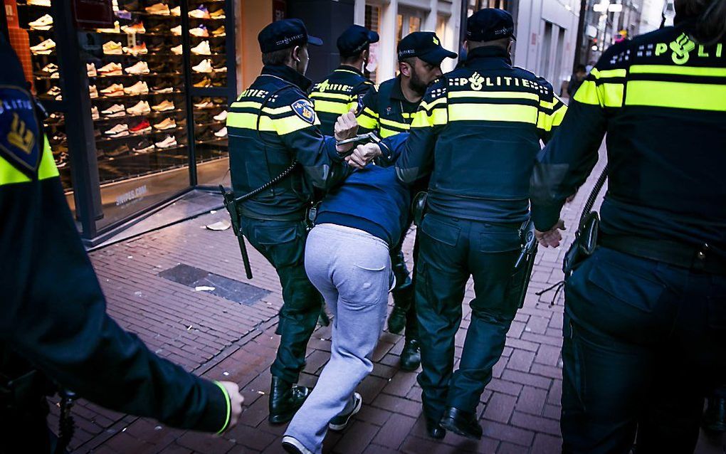 De man die schreeuwde tijdens de herdenking op de Dam is opgepakt. beeld ANP