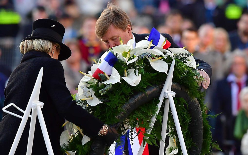 Koning en koningin leggen een krans. beeld ANP