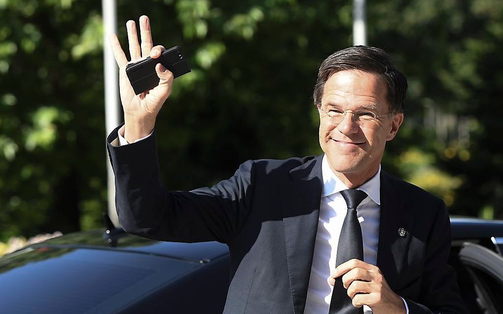 Rutte bij aankomst in het Bulgaarse Sofia, donderdag. beeld EPA, Vassil Donev