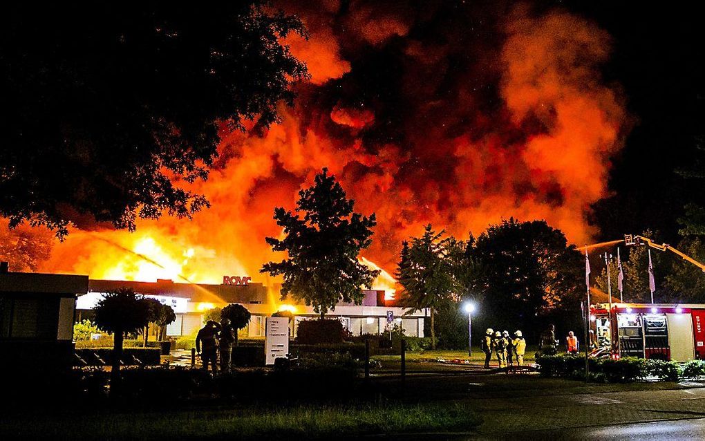 Een grote brand heeft in de nacht van dinsdag op woensdag een technische school aan de Galvanistraat in Ede in de as gelegd.  beeld ANP