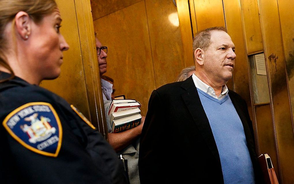 Filmproducer Weinstein (r) meldde zich vrijdag bij de politie van New York. Hij wordt van veelvuldige seksuele intimidatie beschuldigd. beeld EPA, Justin Lane