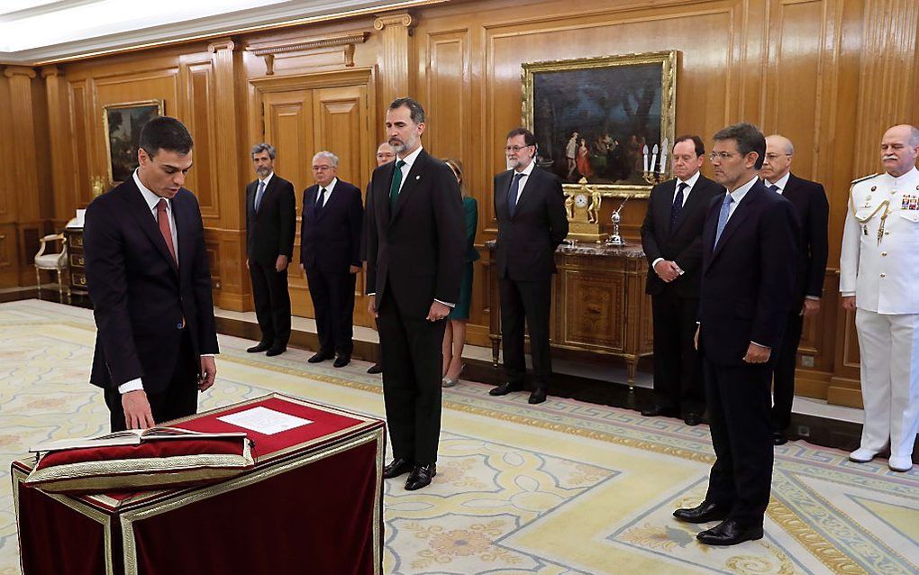 Pedro Sánchez heeft zaterdag de eed op de grondwet afgelegd bij de Spaanse koning Felipe. beeld EPA