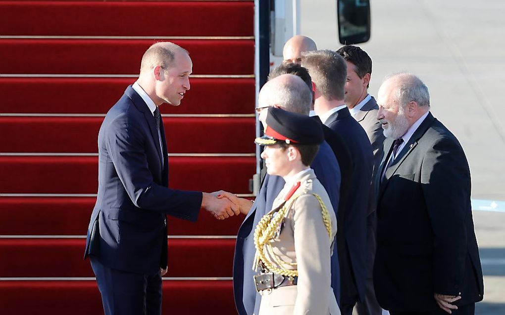 Prins William begroet op het vliegveld de Israëlische delegatie. beeld EPA