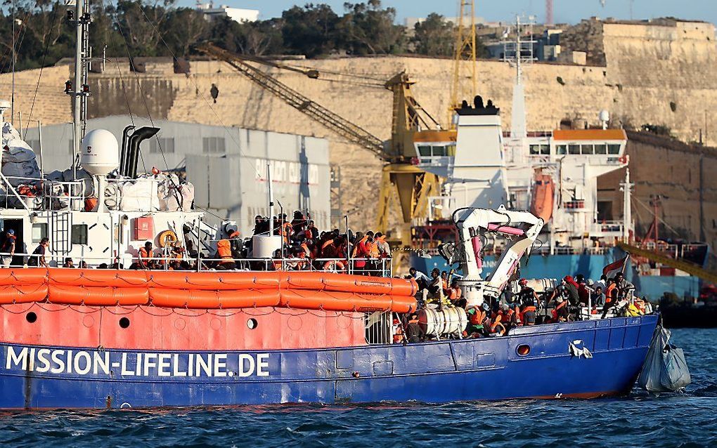 Het omstreden vluchtelingenschip Lifeline is woensdag aangemeerd in de haven van de Maltese hoofdstad Valetta. beeld EPA, Domenic Aquilina