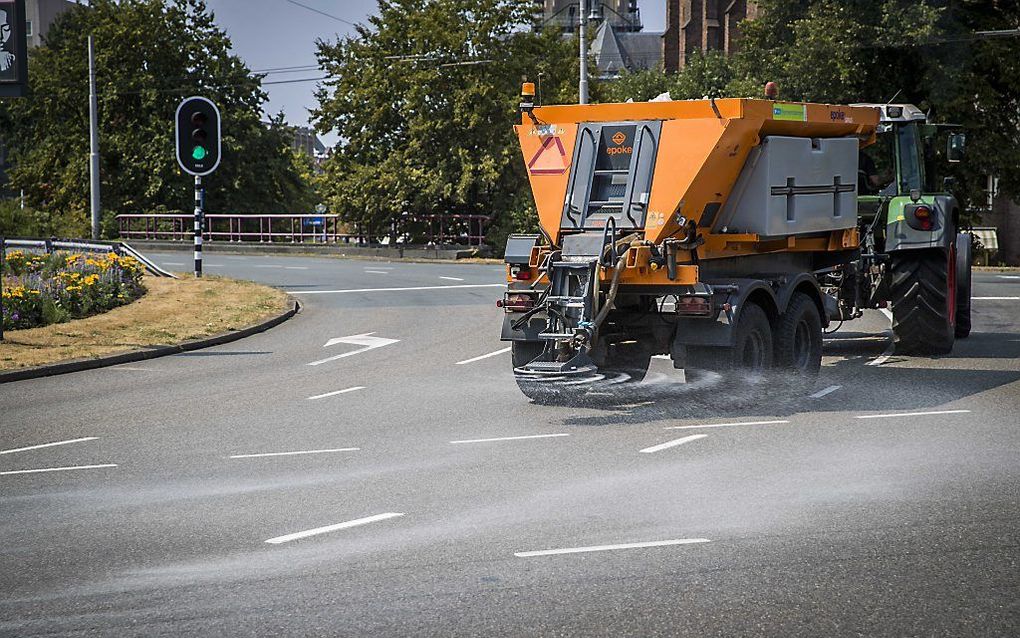 De gemeente Arnhem zet strooiwagens in tegen smeltend asfalt. Het asfalt is op sommige plekken zo heet dat het zacht wordt. beeld ANP