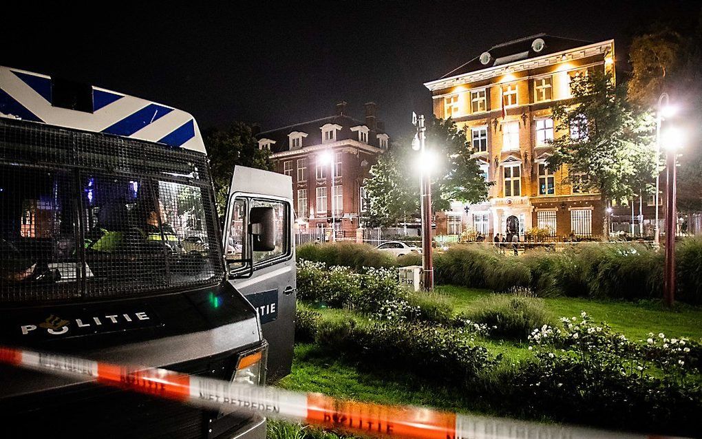 Politie voor het Turkse consulaat bij het Museumplein. beeld ANP