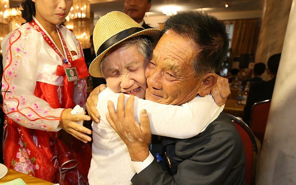 De 92-jarige Zuid-Koreaanse Lee Gyum-sum ontmoet haar zoon uit Noord-Korea, Lee Sung-chul (71). beeld EPA