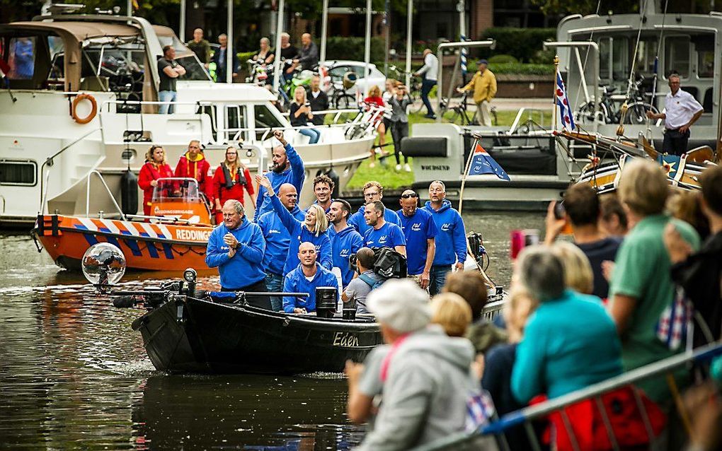 Zwemmer Maarten van der Weijden werd maandag gehuldigd in Leeuwarden. Hij moest op last van zijn arts zijn marathon-zwemtocht  in Friesland afbreken.  beeld ANP, Remko de Waal