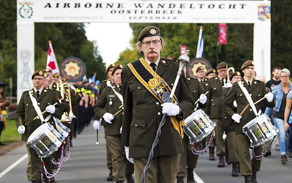 Veteranen tijdens de 72e editie van de Airborne Wandeltocht in Oosterbeek, zaterdag. Met de jaarlijkse tocht wordt de Slag om Arnhem (1944) herdacht. beeld ANP