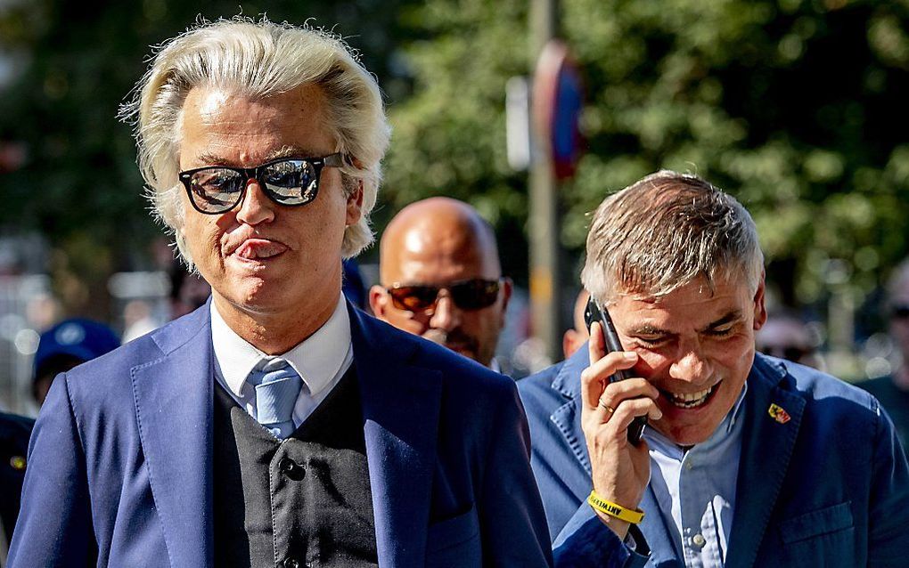 Een bezoek van PVV-leider Geert Wilders aan Antwerpen is zonder incidenten verlopen. De politie was massaal aanwezig op de Vogelenmarkt waar Wilders en de leider van het extreemrechtse Vlaams Belang, Filip Dewinter, een Hollandse haring en kaas weghapten.