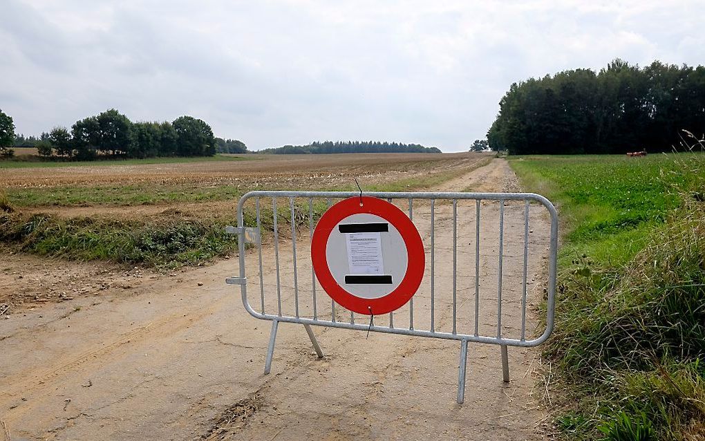 Blokkade van de toegangsweg naar een varkensbedrijf in het Belgische Etalle. In deze omgeving zijn wilde zwijnen gevonden die besmet waren met Afrikaanse varkenspest. beeld EPA, Julien Warnand