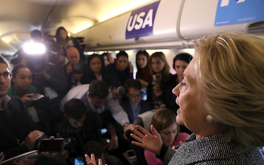 De Democratische presidentskandidaat Hillary Clinton in gesprek met de pers, aan boord van haar campagnevliegtuig. beeld AFP