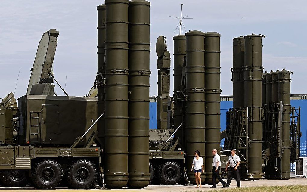 Russische S-300 (r.) en S-400-luchtafweerraketten (l.) tijdens een tentoonstelling in Zhukovsky, Rusland, augustus 2014. beeld EPA, Maxim Shipenkov