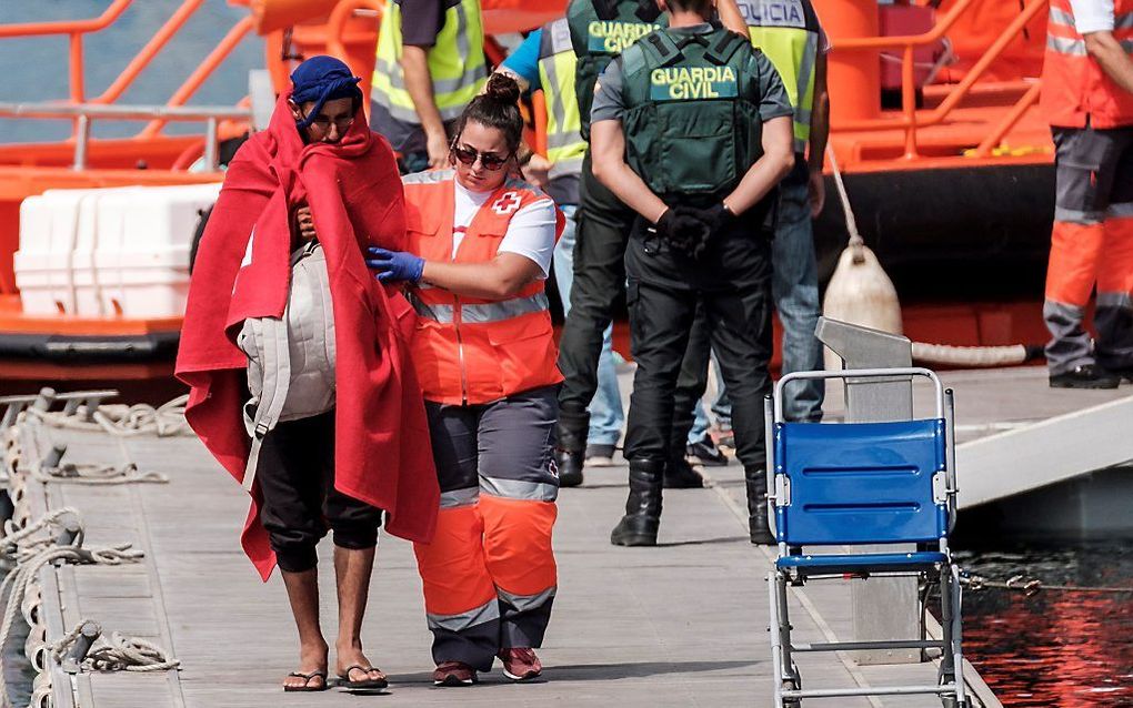 Op zee geredde migranten bij aankomst in Las Palmas, op de Canarische Eilanden. beeld EPA, Angel Medina G.