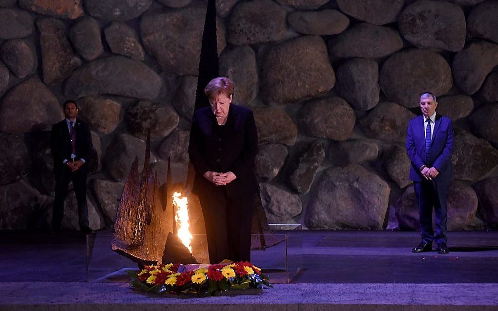 De Duitse bondskanselier Merkel donderdagochtend in Yad Vashem. beeld EPA