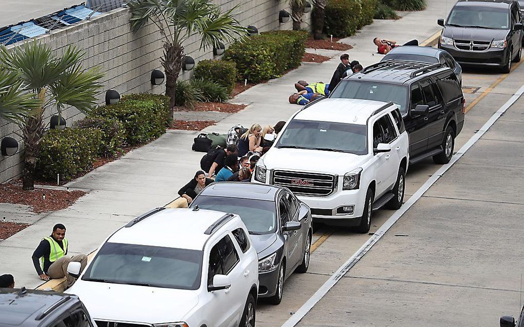 Mensen zoeken denking op de luchthaven van Fort Lauderdale in Florida. beeld AFP