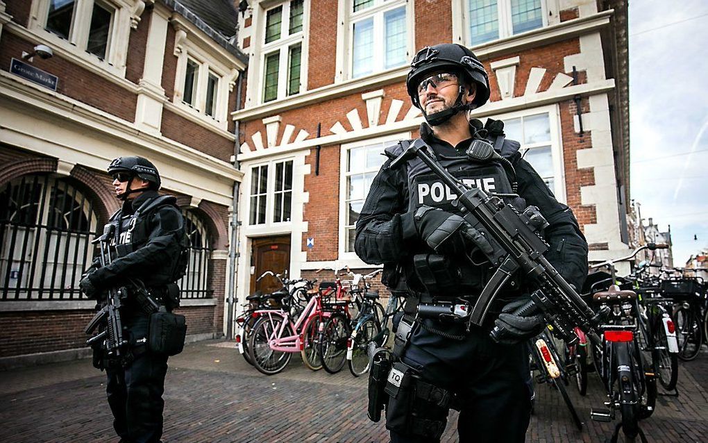 Beveiliging voor het stadhuis van Haarlem. beeld ANP, Remko de Waal