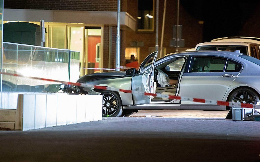 In de gecrashte auto vond de politie een stapel geld. Die zou afkomstig kunnen zijn van een overval op een Chinees restaurant in Hoogeveen, eerder op donderdagavond. beeld ANP