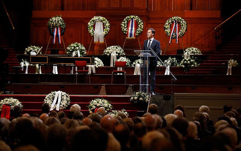 Minister-president Rutte spreekt tijdens de herdenkingsbijeenkomst voor de overleden oud-premier Kok. beeld ANP