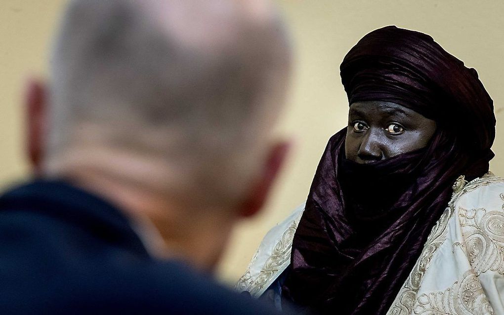 Minister Blok op bezoek bij de sultan in Agadez. beeld ANP