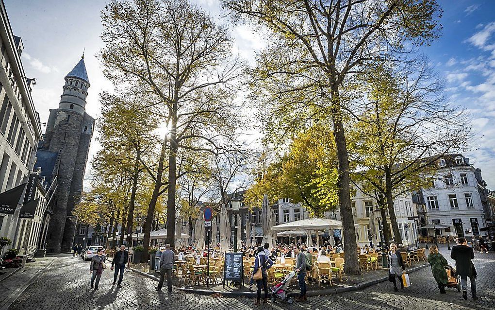 Terrassen aan het Onze Lieve Vrouwenplein zitten vol vanwege het zachte weer. Nooit eerder was het in november zo warm. beeld ANP