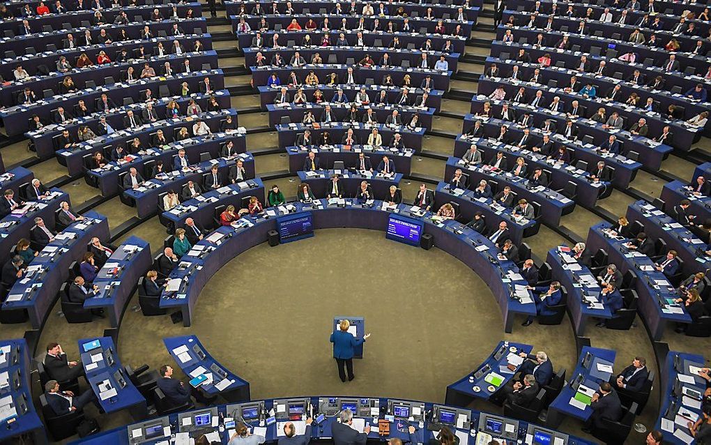 De Duitse bondskanselier Angela Merkel dinsdag in het Europees Parlement in Straatsburg. beeld EPA, Patrick Seeger