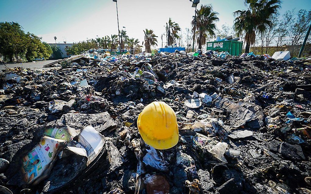 Afval heeft zich opgehoopt in de buurt van Torre del Greco, een plaats in het zuiden van Italië, in de buurt van Napels. Italië recycled als de beste maar kan het restafval niet verwerken.  beeld EPA, Cesare Abbate