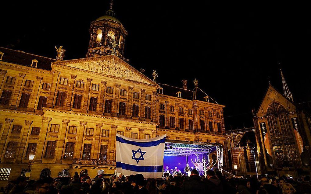 De viering van Chanoeka op de Dam in Amsterdam, dinsdagavond. beeld ANP