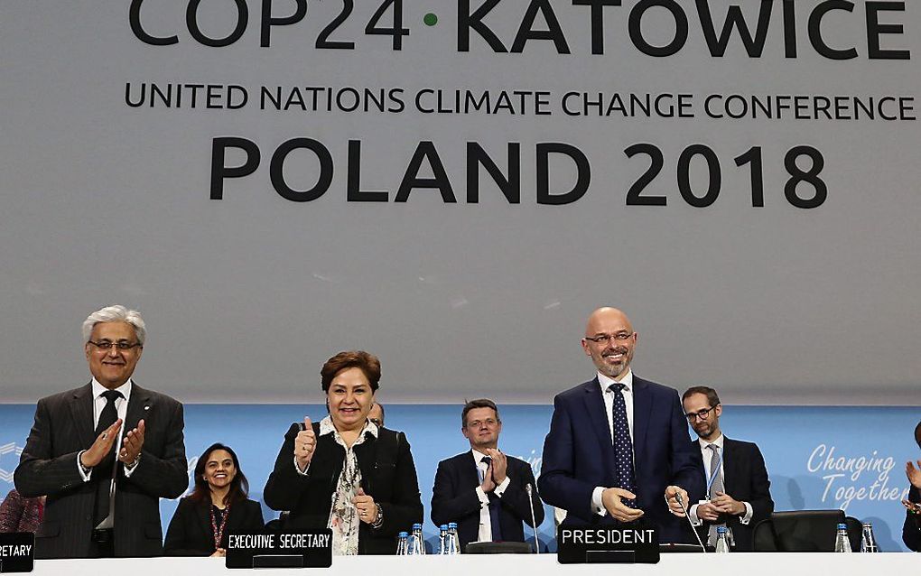 Applaus voor Michal Kurtyka, de voorzitter van de VN-klimaattop, algelopen zaterdagavond. beeld EPA, Marek Zimny