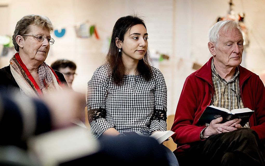 Hayarpi Tamrazyan (m.) tijdens de doorlopende kerkdienst in de Haagse Bethelkerk, die inmiddels elf weken duurt om te voorkomen dat het uitgeprocedeerde gezin wordt uitgezet naar Armenië. beeld ANP, Koen van Weel