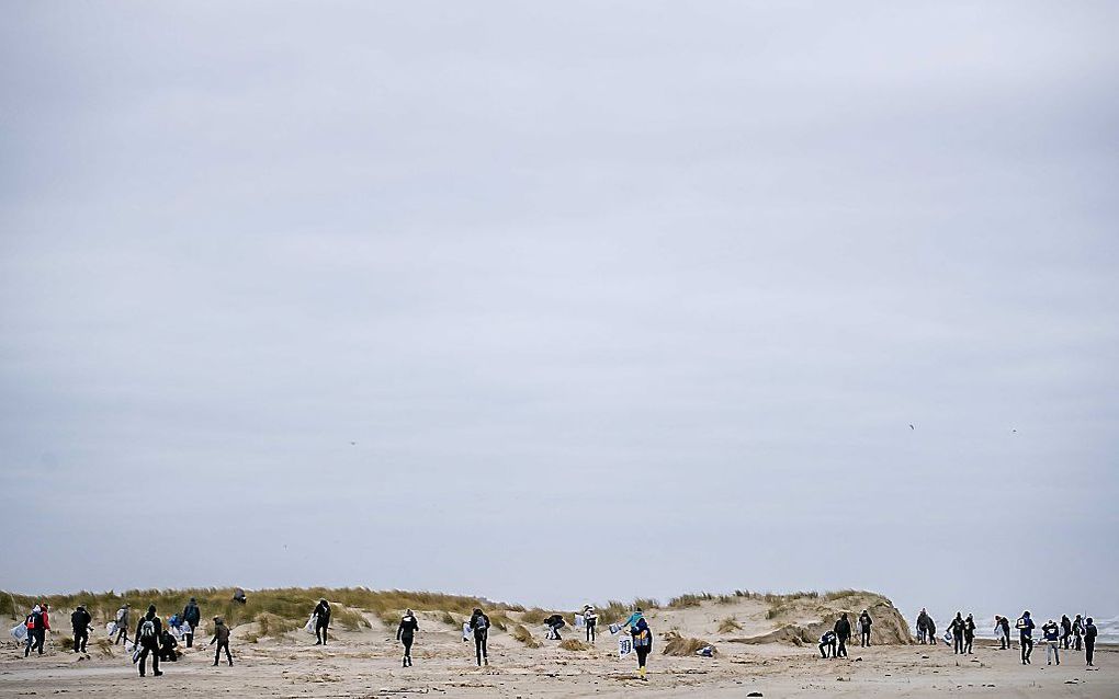 Vrijwilligers in actie op Terschelling. beeld ANP