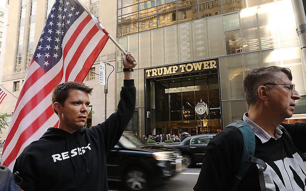 Demonstranten verzamelen zich voor de Trump Tower na het ontslag van FBI-directeur Comey. beeld AFP