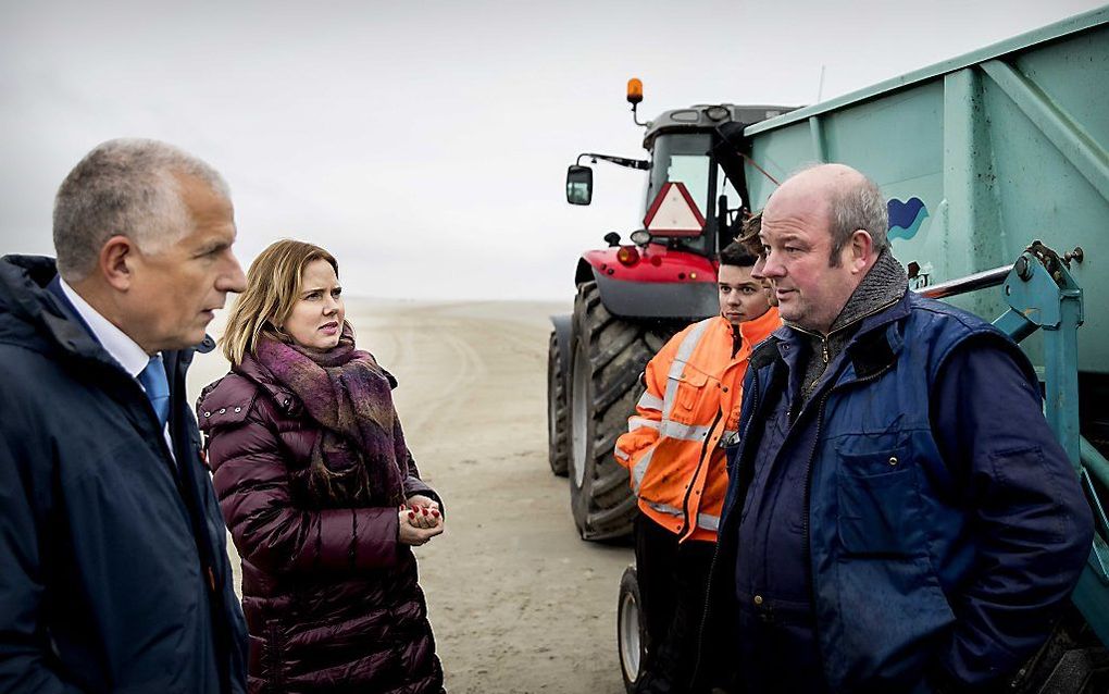 Minister Van Nieuwenhuizen (Infrastructuur en Waterstaat) tijdens een bezoek aan Terschelling. beeld ANP