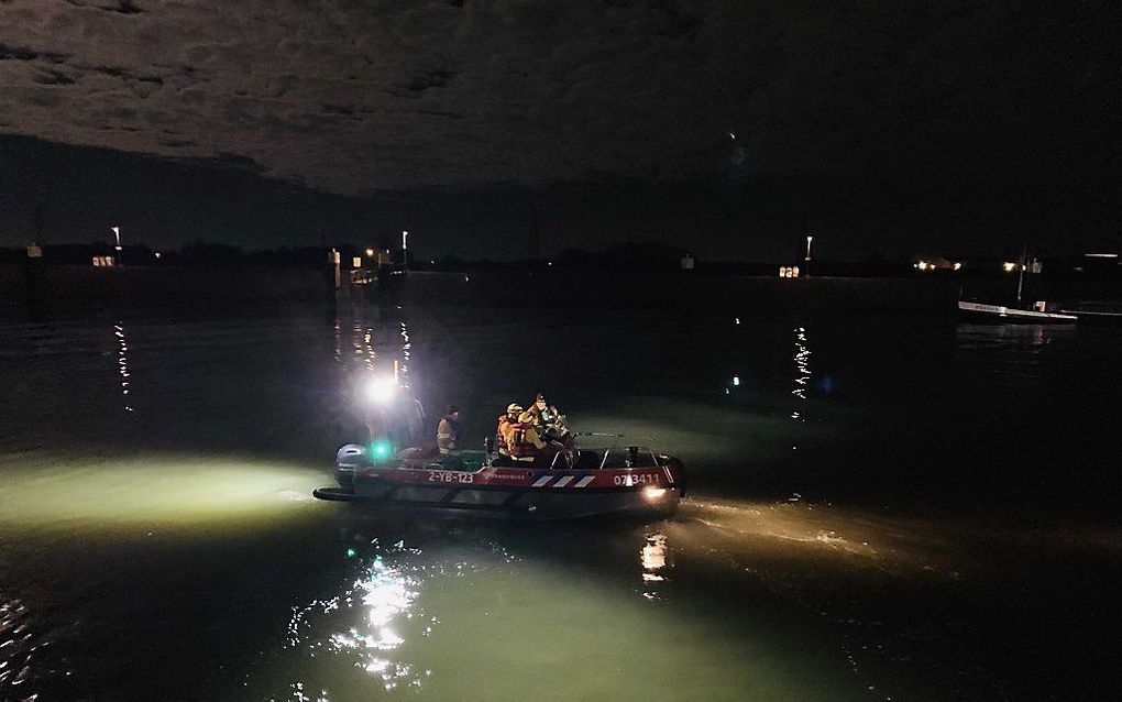 Hulpdiensten in actie op de Nederrijn in Wageningen. beeld ANP