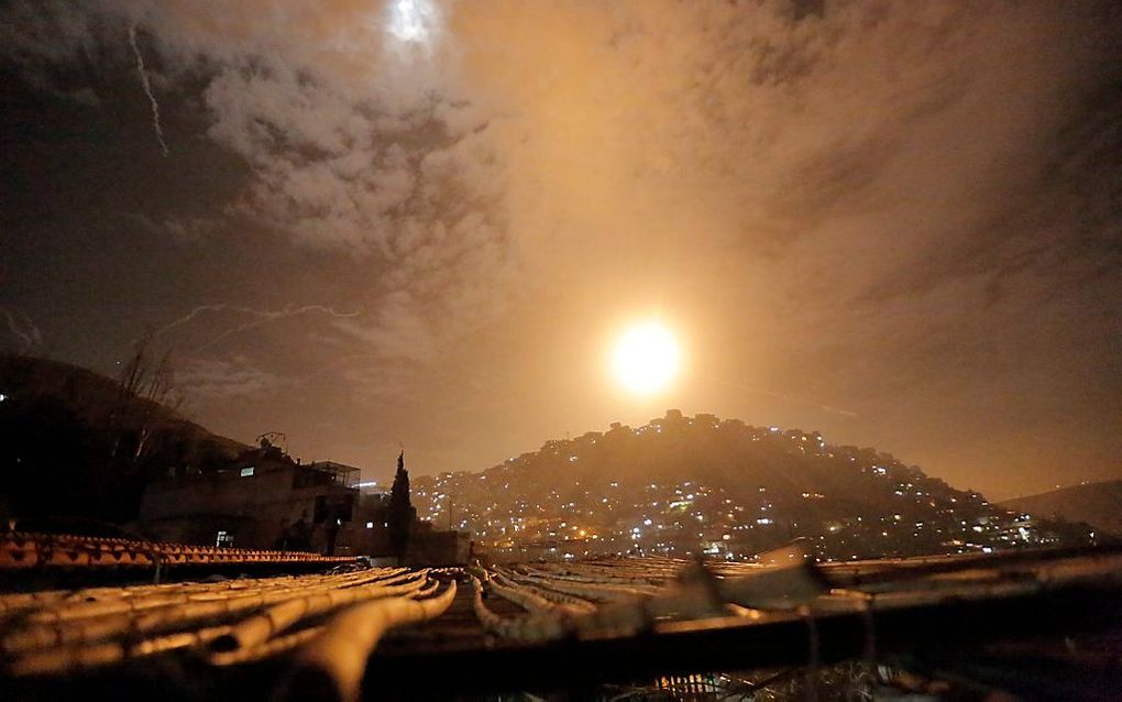 Syrische luchtverdedigingsraketten onderscheppen Israëlische raketten in de buurt van Damascus. beeld EPA