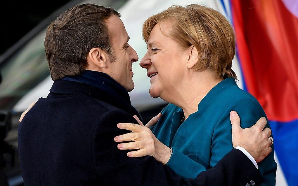 President Macron (l.) en bondskanselier Merkel. beeld EPA, SASCHA STEINBACH