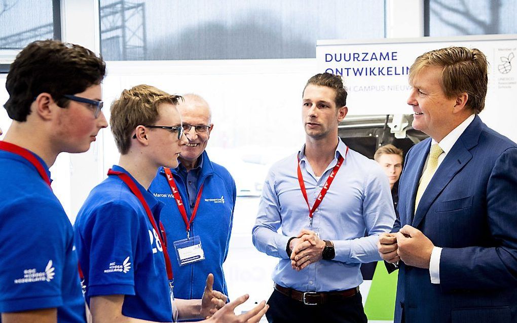 Willem-Alexander boog zich tijdens een rondleiding over diverse technische snufjes. Zo legden laatstejaarsstudenten hem alles uit over raceautootjes en werd hij in het Xperience Lab, het nieuwe lokaal voor energietransitie en innovatieve technologie, geïn