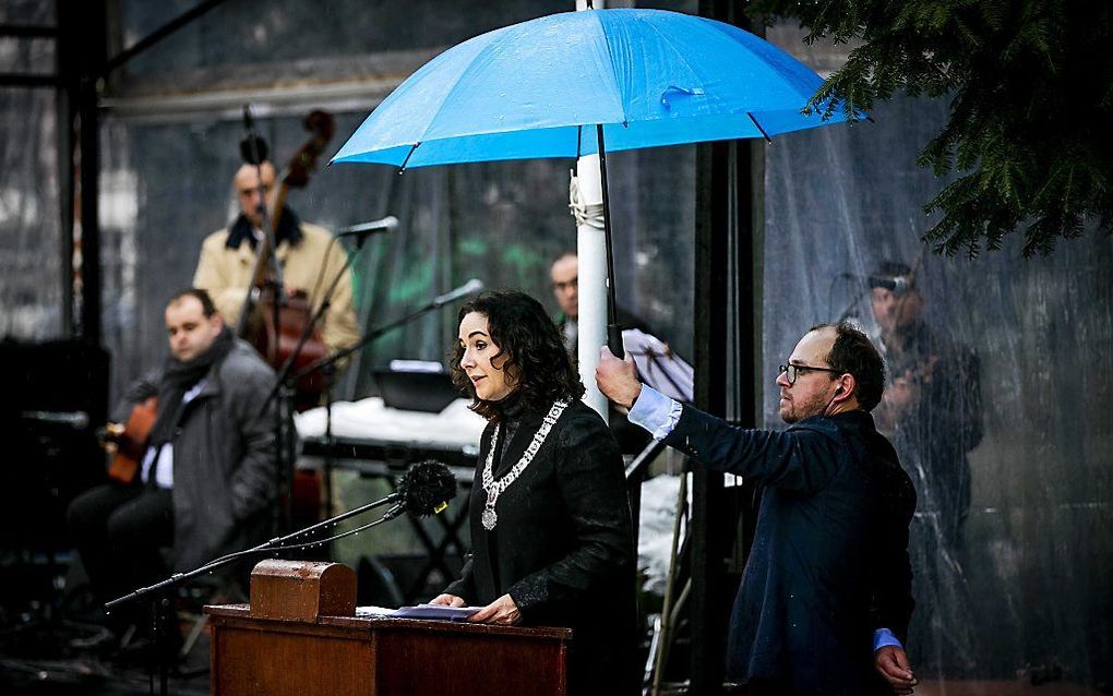 Burgemeester Femke Halsema houdt een toespraak bij het Spiegelmonument Nooit meet Auschwitz tijdens de Nationale Holocaust Herdenking. beeld ANP