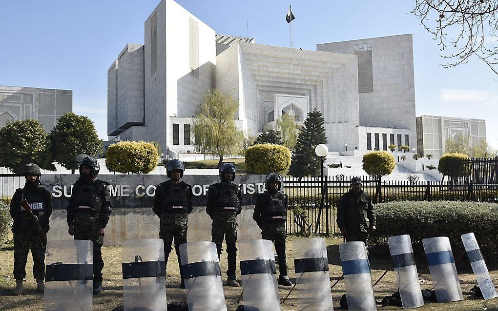 Beveiliging voor de rechtbank, dinsdagmorgen in Pakistan. beeld EPA, T. Mughal