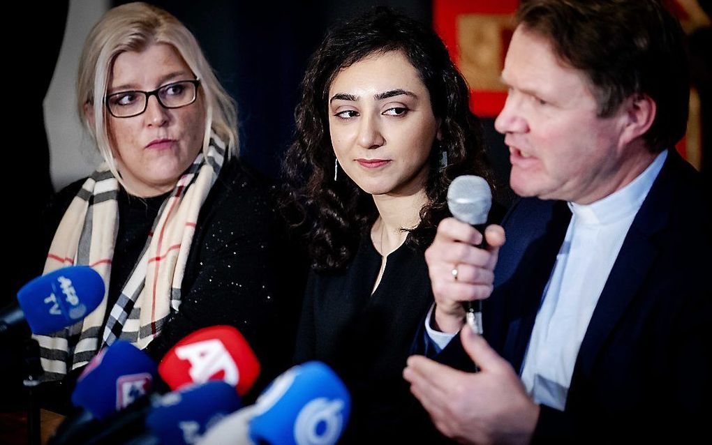 PKN-scriba ds. De Reuver (r.), naast de Armeense Hayarpi Tamrazyan, tijdens de persconferentie in de Haagse Bethelkerk na de beëindiging van het kerkasiel. beeld ANP, Robin van Lonkhuijsen