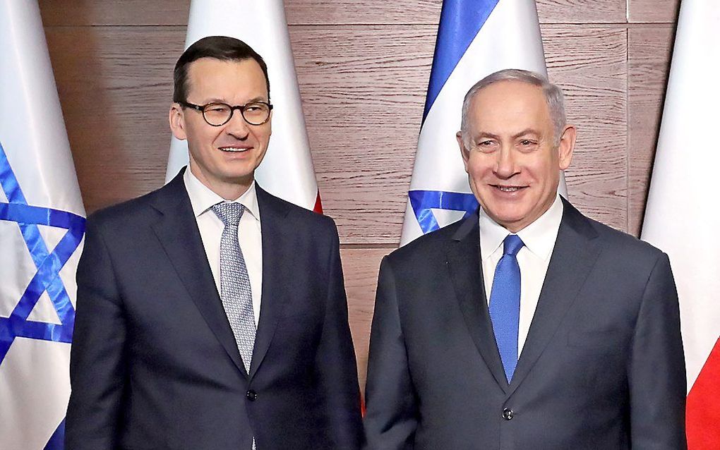 De Israëlische premier Netanyahu (r.) en zijn Poolse collega Morawiecki liggen overhoop over uitlatingen van Netanyahu over Poolse betrokkenheid bij de Holocaust. beeld EPA, Pawel Supernak