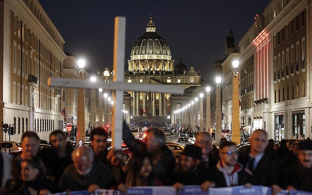 Een gebedsgroep tijdens de 'misbruiktop' in het Vaticaan. beeld EPA, Giuseppe Lami