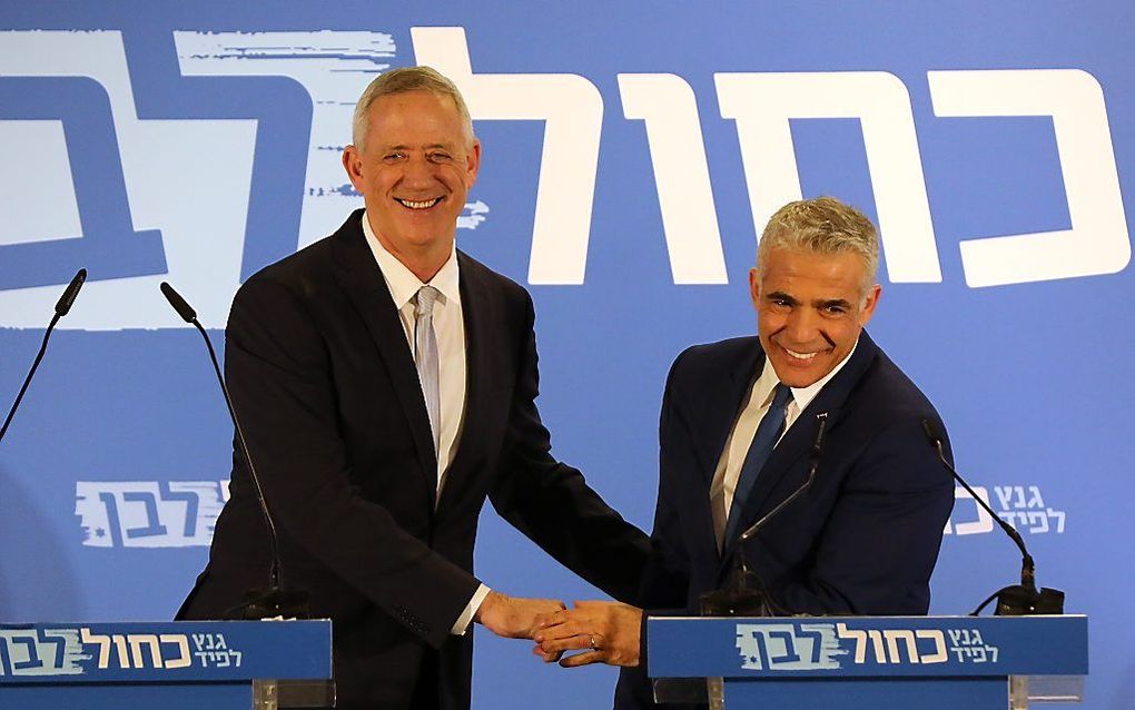 Gantz (l) en Lapid. beeld EPA