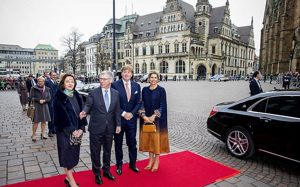 Koning Willem-Alexander en koningin Maxima bezoeken het Rathuis en worden ontvangen door burgemeester Sieling. beeld ANP