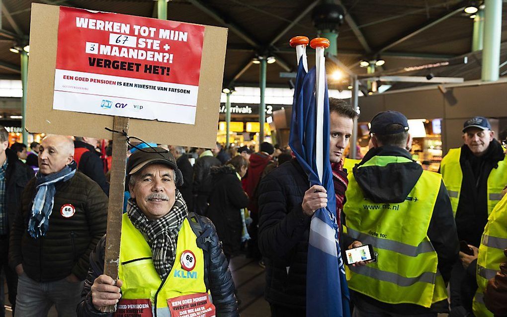 Protestactie tegen verhoging van de pensioenleeftijd op Schiphol. De meeste RMU-leden vinden dergelijke acties niet geoorloofd. beeld ANP, Evert Elzinga