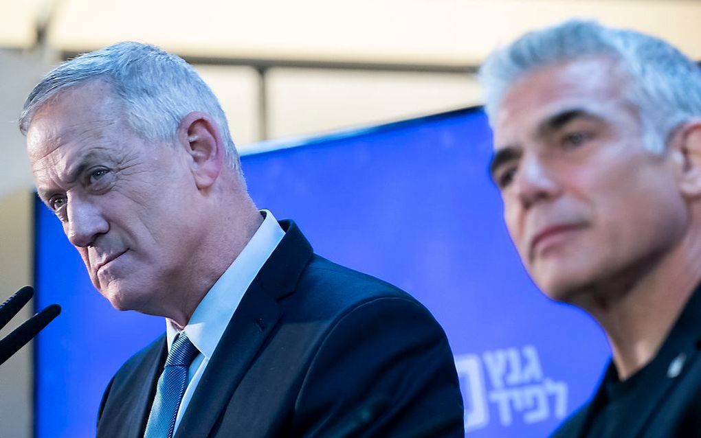 Benny Gantz (l.) naast Yair Lapid (r.). beeld EPA